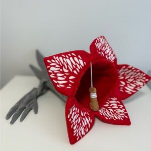 NEW Netflix Stranger Things Demogorgon Cat Tunnel Toy